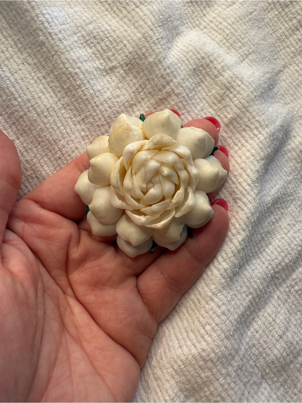 Vintage 1950s Shell Tiki Romantic Brooch - Picture 7 of 7
